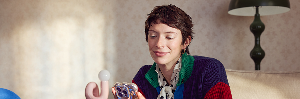 Frau schaut auf Ihren Handyscreen