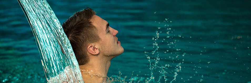 Wasser strahlt auf die Schultern einer Person