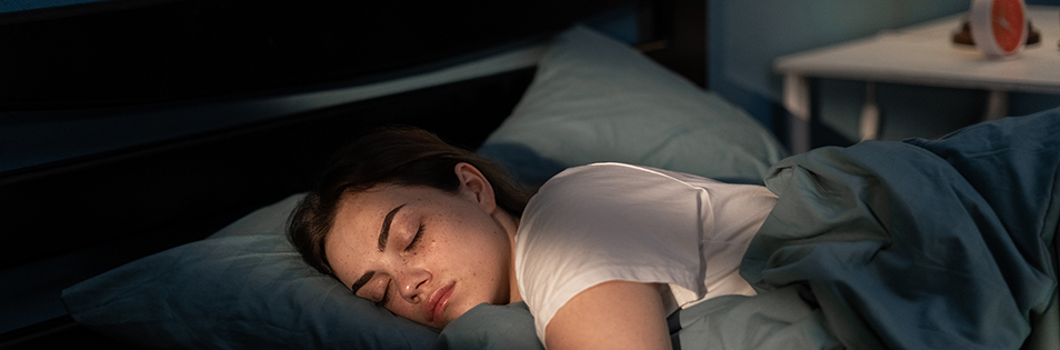 Person schläft in einem Bett.