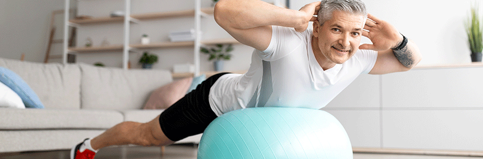 Mann beim Rückenfit im Wohnzimmer