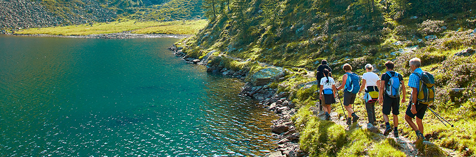 Gruppe Wanderer an einem Bergsee