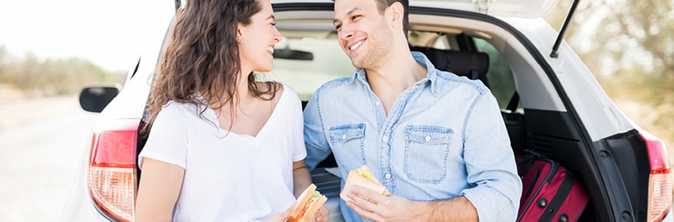 Paar macht Autofahrpause