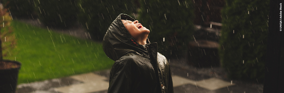 Kind steht im Regen
