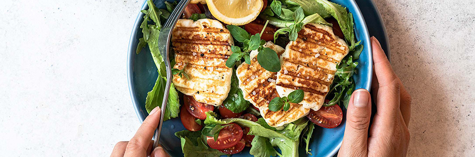Grillkäse auf Salat