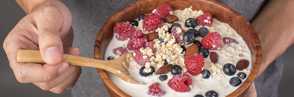 Schüssel mit Müsli und frischem Obst