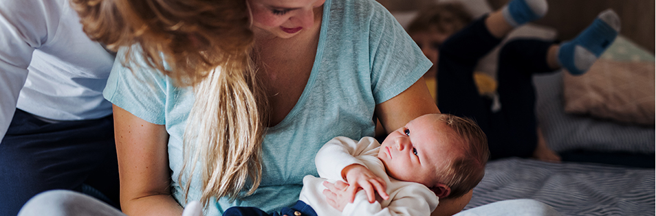 Mama mit Neugeborenem