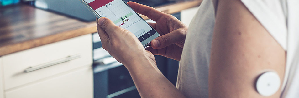 Diabetes-Patient misst Zuckerspiegel via Smartphone