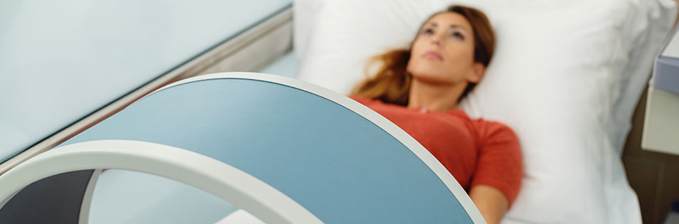 Person liegt auf einer Behandlungsliege während einer Magnetfeldtherapie mit medizinischem Therapiegerät.