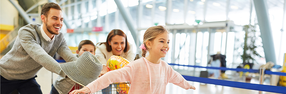 Familie beim Flughafen
