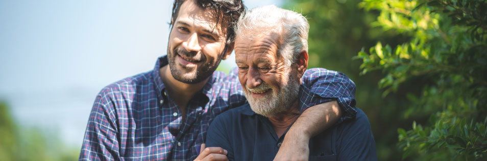 Zwei Personen unterschiedlichen Alters stehen im Freien nebeneinander. Das Bild symbolisiert Generationenvorsorge und Pension.