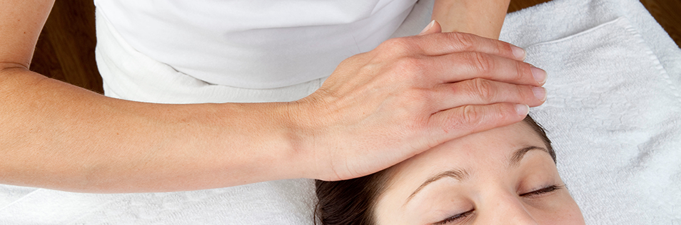 Hand liegt auf der Stirn einer Klientin