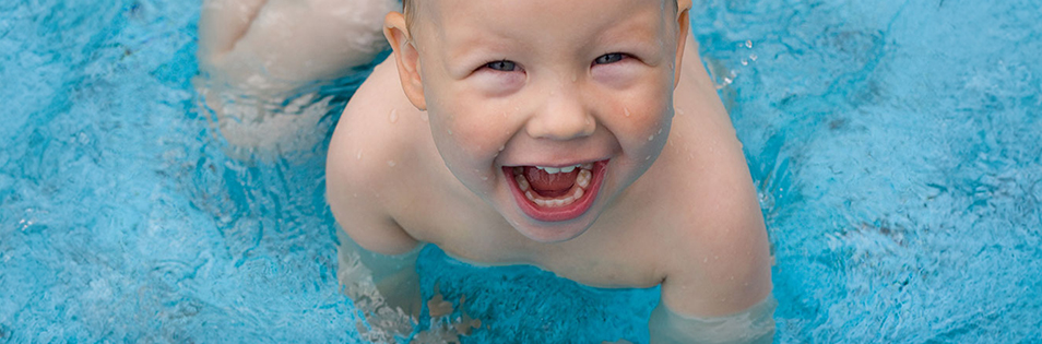 Baby spielt im Wasser
