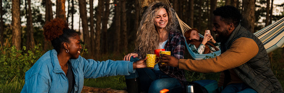 Freunde im Wald beim Camping