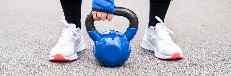 Person beim Training mit Kettle Ball