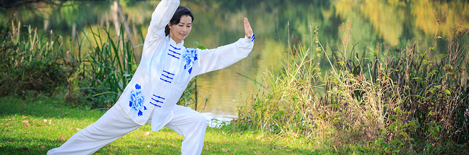 Eine Frau macht Qigong