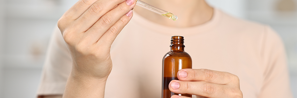 Fläschen und Pipette mit Homöopathischen Tropfen