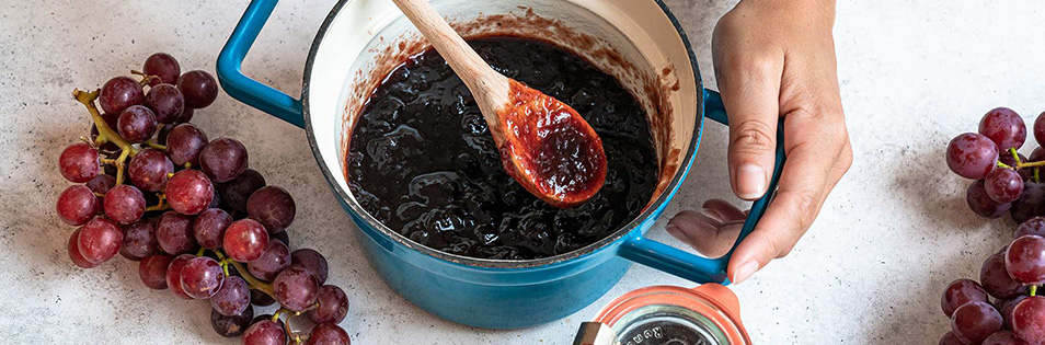 Traubenmarmelade wird eingekocht