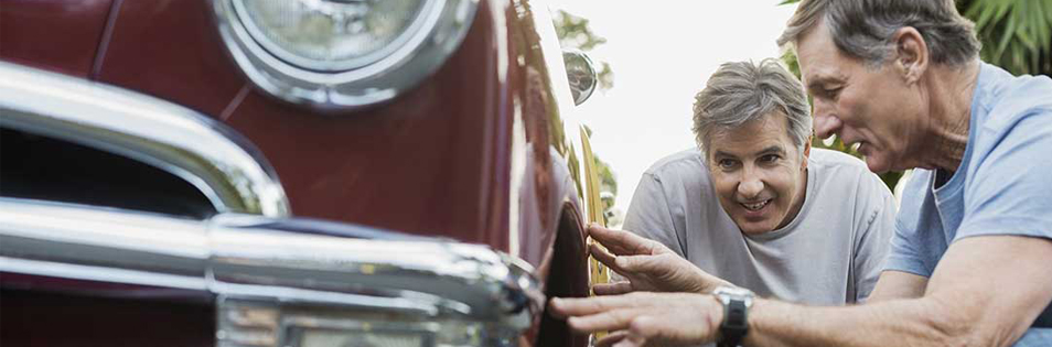 zwei maenner begutachten einen oldtimer