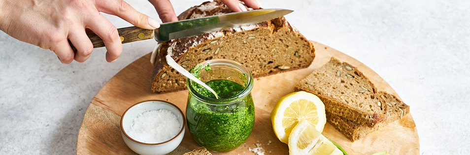 Brot mit Bärlauchpesto