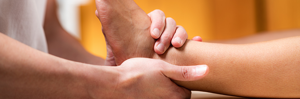 Therapeutische Behandlung des Fußes und Sprunggelenks im Rahmen einer manuellen Neurotherapie.