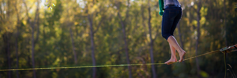 Frau auf einer Slackline