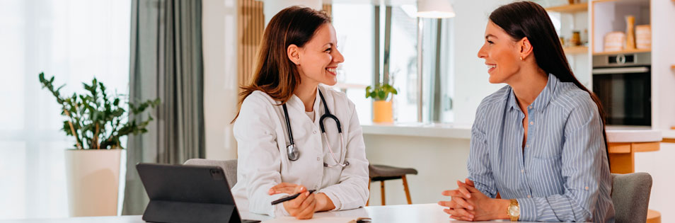 Ärztin und Patientin beim Gespräch in der Ordination