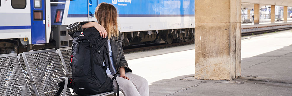 Frau am Bahnhof wartet auf den Zug