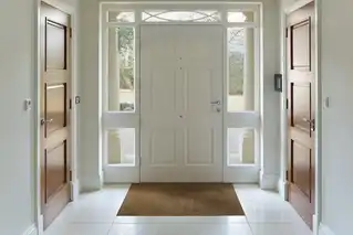 Fenstersanierung München an modernem Einfamilienhaus mit großer Fensterfläche im Badezimmer