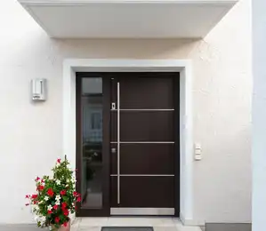 Moderne Aluminiumhaustür in München mit Blumenarrangement und Seitenteil