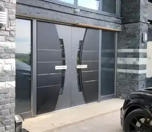 Doppelflügelige Aluminiumhaustür mit geschwungenem Glaseinsatz in München