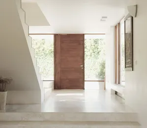 Moderne Holztür mit Rundbogen – klassischer Stil für Häuser in München