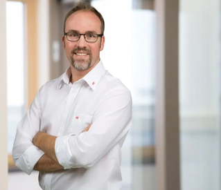 Dunkle Holztür in moderner Villa – stilvoller Kontrast zur Fassade