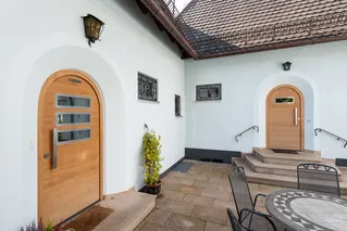 Moderne Holztür von innen – großzügiger Eingangsbereich mit viel Licht