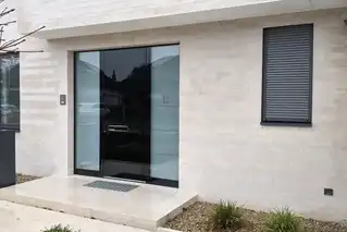Schwarze Aluminiumhaustür mit Glas-Seitenteilen in München