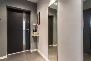 Innenansicht einer modernen Aluminiumhaustür in München