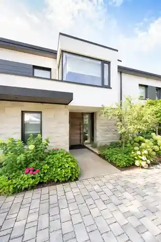 Moderne Holztür mit Glaselementen – ideal für Neubauten in München