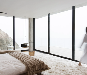 Minimalistisches Schlafzimmer mit rahmenlosen Fenstern und weitem Panoramablick