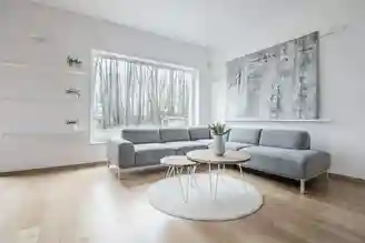 Minimalistisches Wohnzimmer mit großem Kunststofffenster in München für lichtdurchflutete Räume