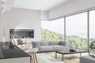 Offenes Wohnkonzept mit rahmenlosen Fenstern – Weitblick auf bewaldete Hügellandschaft