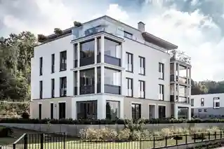 Modernes Mehrfamilienhaus mit großen Kunststoff-Aluminium-Fenstern für optimale Lichtverhältnisse