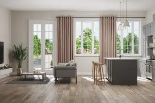 Helle Wohnküche mit Kunststofffenstern in München – stilvolle Fenster im Landhausstil für viel Licht und Energieeffizienz