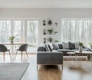 Moderner Wohnraum mit großen Kunststofffenstern in München – lichtdurchflutetes Design für eine helle Wohnatmosphäre