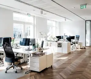 Moderne Kunststofffenster in München – lichtdurchflutetes Büro mit energieeffizienten Fenstern für eine produktive Arbeitsumgebung