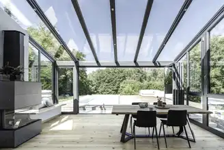 Lichtdurchfluteter Wohnwintergarten mit Blick in die Natur