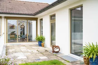 Sanierung in München mit goldenen Fensterrahmen und Schiebesystemen von Weiß & Weiß