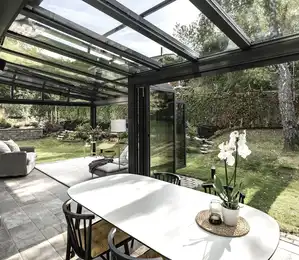 Moderner Wohnwintergarten mit offenem Blick in den Garten