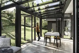 Wohnwintergarten mit großzügiger Glasfront und Esstisch