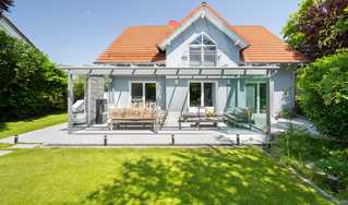 Fenstertausch München an modernem Einfamilienhaus mit energieeffizienten Fenstern und großer Glasfront