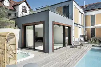 Moderne Aluminium-Schiebefenster in München – lichtdurchflutetes Gartenhaus mit direktem Zugang zur Terrasse, Pool und Whirlpool