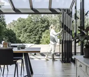 Moderner Wohnwintergarten mit offenem Blick in den Garten